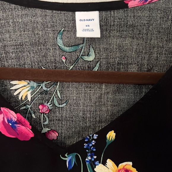 Super cute like new old navy top! - Picture 2 of 9